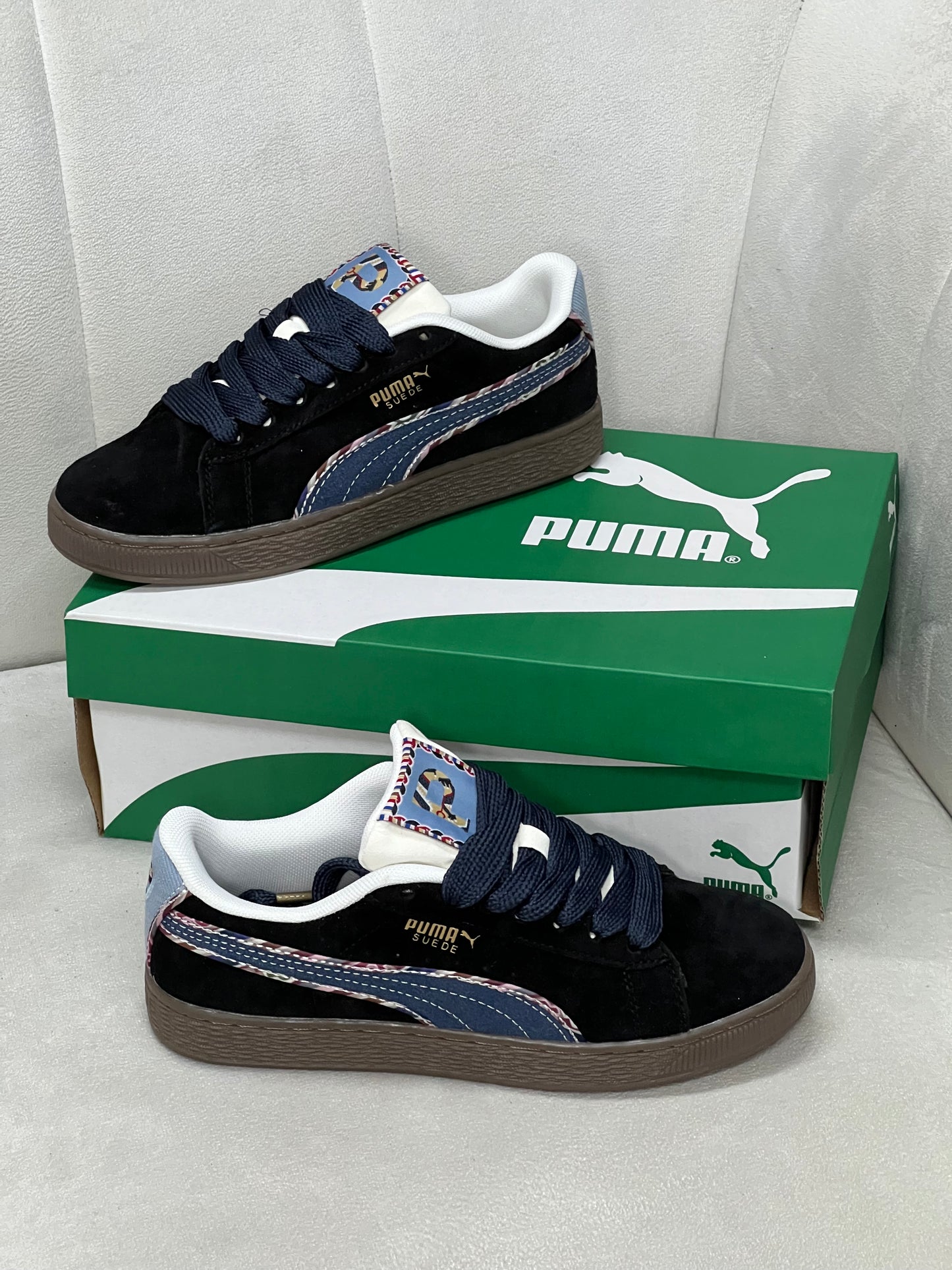Puma Suede Bz Emb
Black Navy Marzipan Light Blue