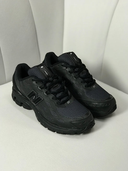 New Balance 1906W
Black Silver Metallic