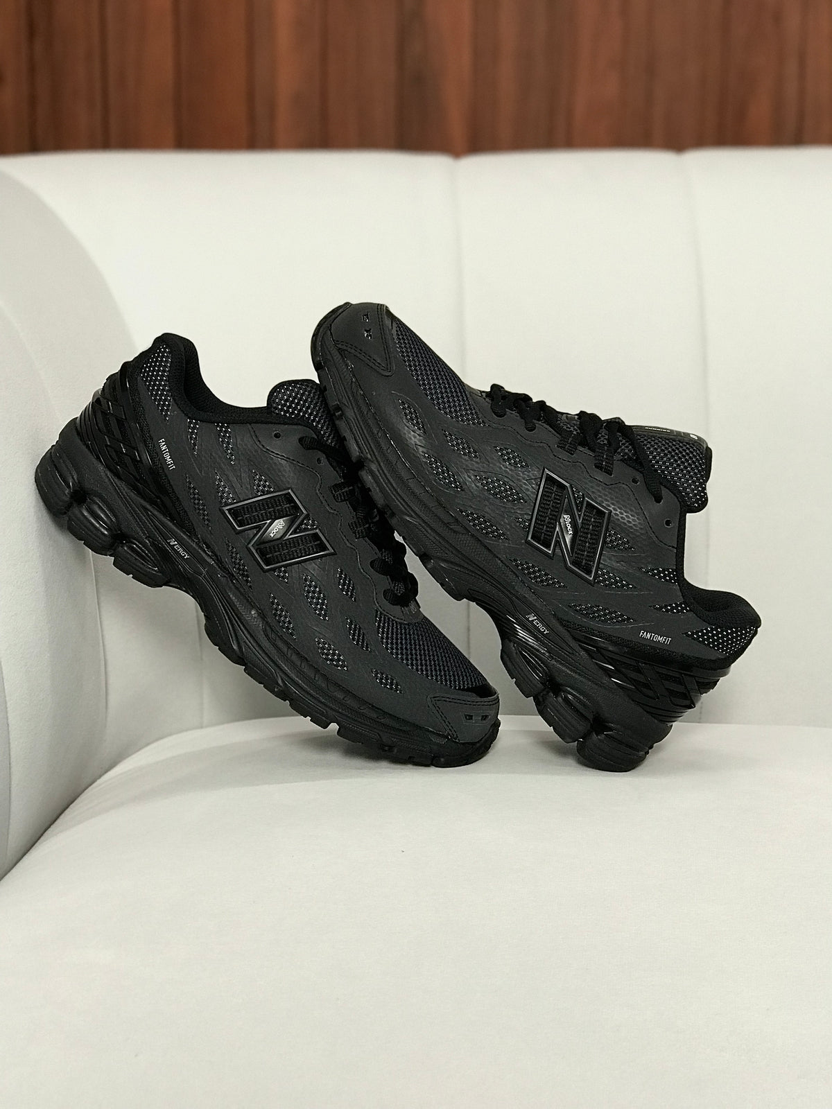 New Balance 1906W
Black Silver Metallic