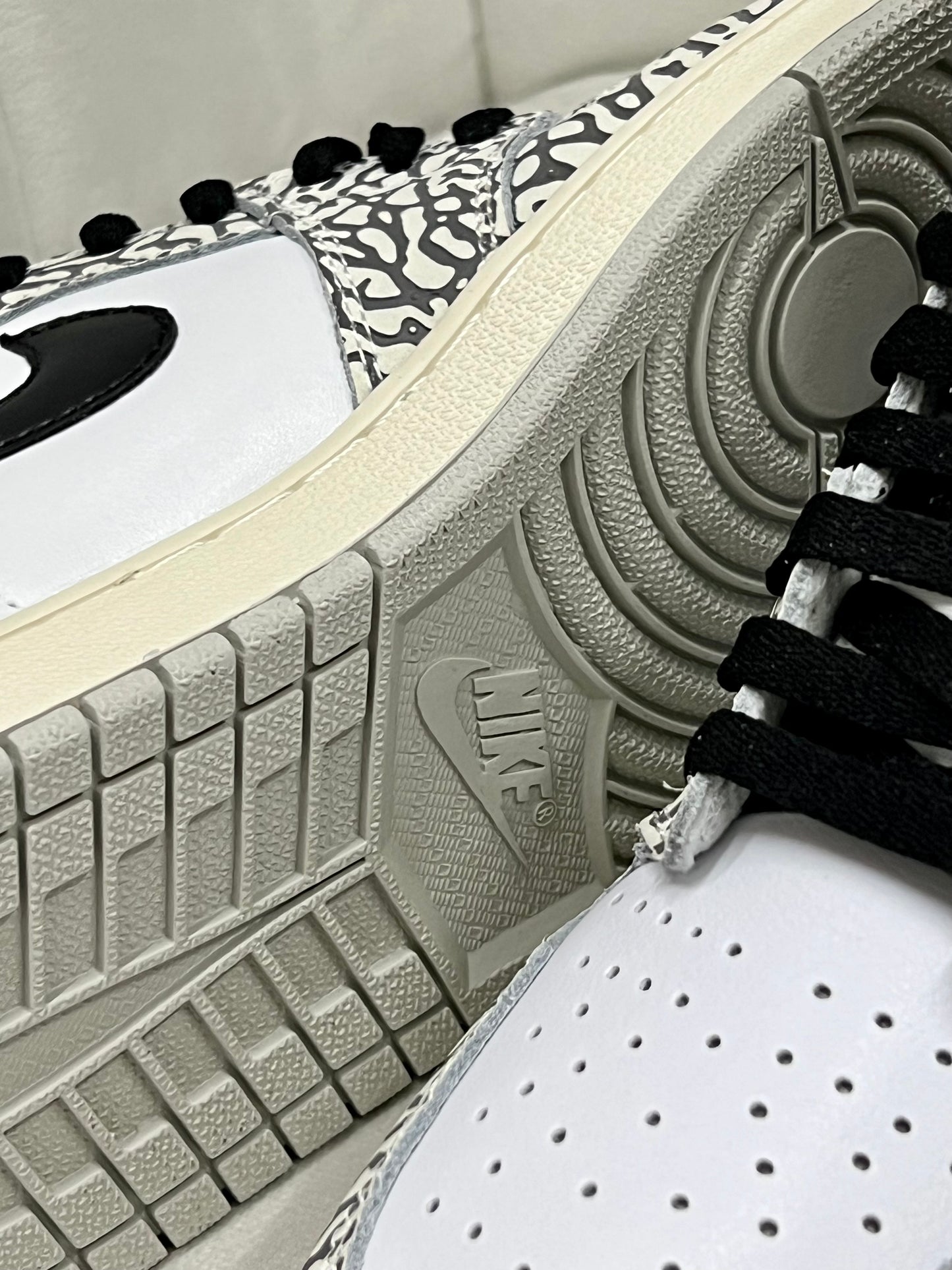 Nike Jordan 1 Retro White Cement